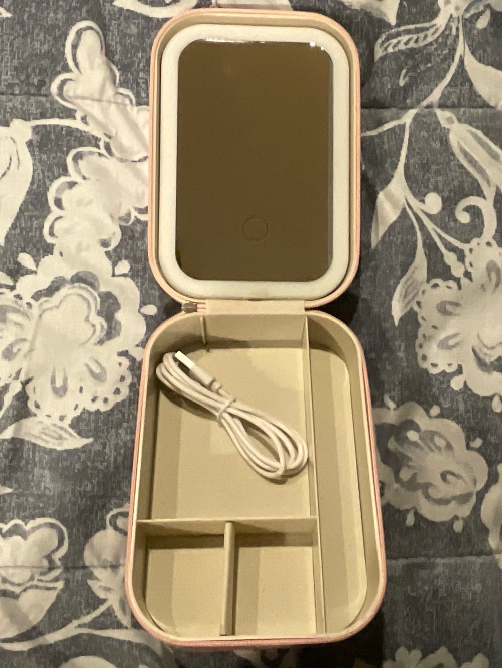 NWOT Portable Makeup / Jewelry Case with LED Lighted Mirror, Pink